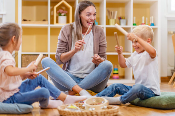 Photo d'une femme qui jour du tambour avec 2 enfants dans une crèche - Agrandir l'image, fenêtre modale