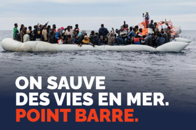 Une cinquantaine de personnes sur un bateau en mer