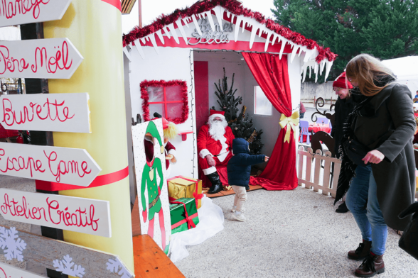 Photo prise lors d'un précédent marché de Noël sur laquelle on voit le père noël avec enfant - Agrandir l'image, fenêtre modale