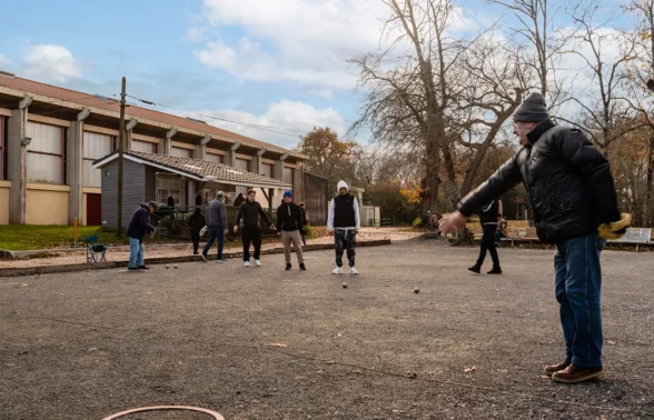 Personnes faisant une partie de pétanque sur le boulodrome du Haillan