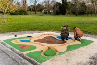 Deux enfants en train de jouer aux billes sur le terrain de billes du Haillan - Agrandir l'image 4 sur 6, fenêtre modale