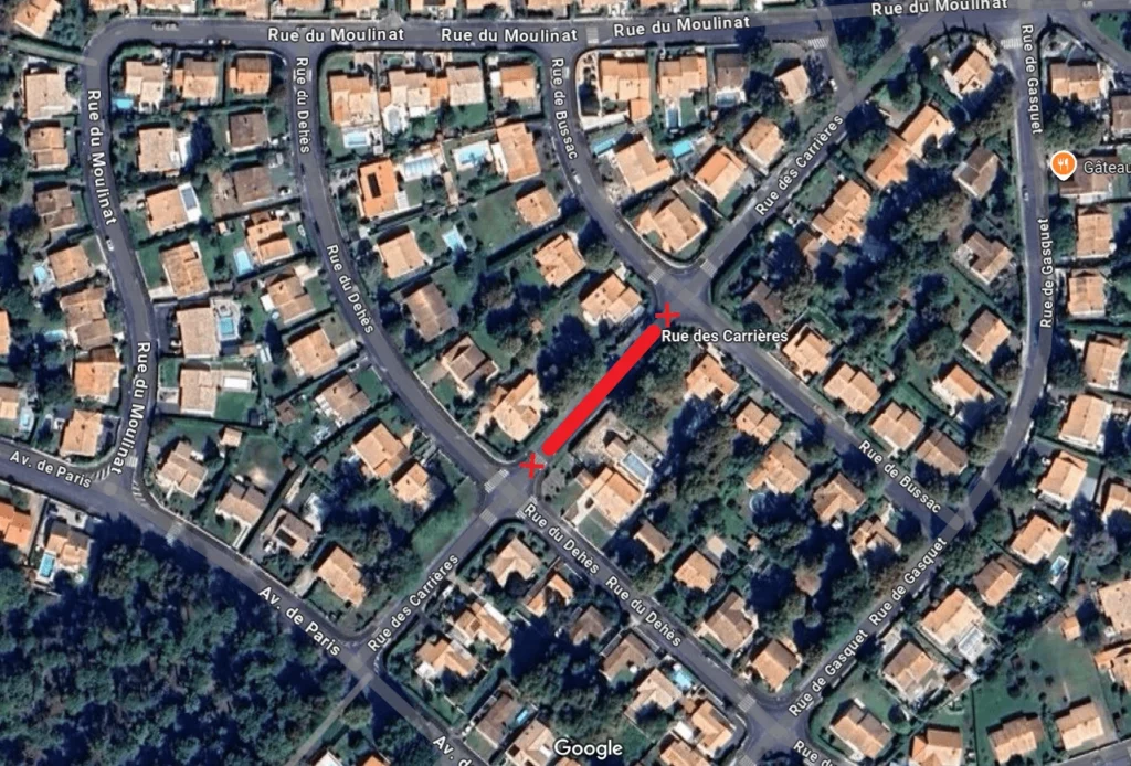 Plan statellite de la Ville avec en rouge la portion centrale de la Rue des Carrières. Cette portion comporte deux croix rouges, à l'entrée et à la sortie de la portion centrale pour indiquer qu'elle sera fermée à la circulation automobile. - Agrandir l'image, fenêtre modale