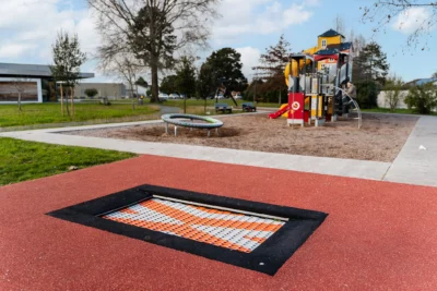 Photo du trampoline et de la structure de jeux pour enfants de la Luzerne au Haillan - Agrandir l'image 5 sur 6, fenêtre modale