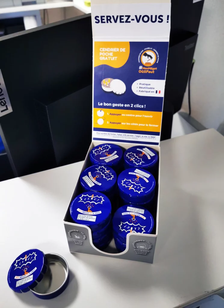 Photo d'une boîte contenant plusieurs cendriers de poche à l'accueil de la mairie. - Agrandir l'image, fenêtre modale