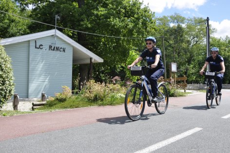 Policiers municipaux en vélo sur la piste cyclable